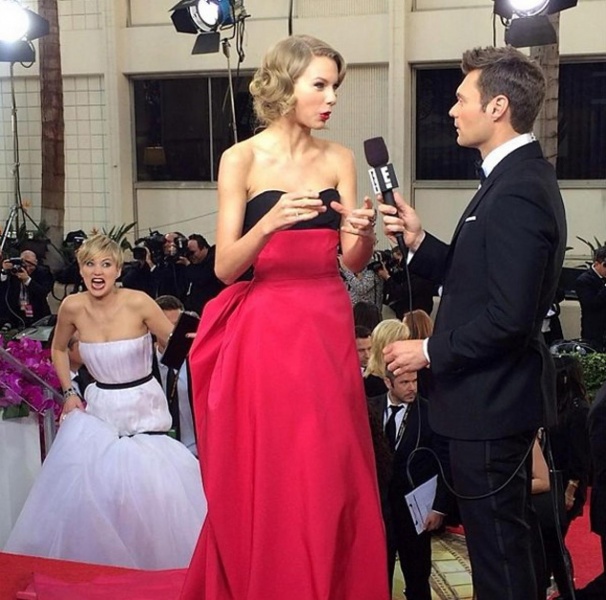 Photobomb: Jennifer Lawrence making angry face behind Taylor Swift.