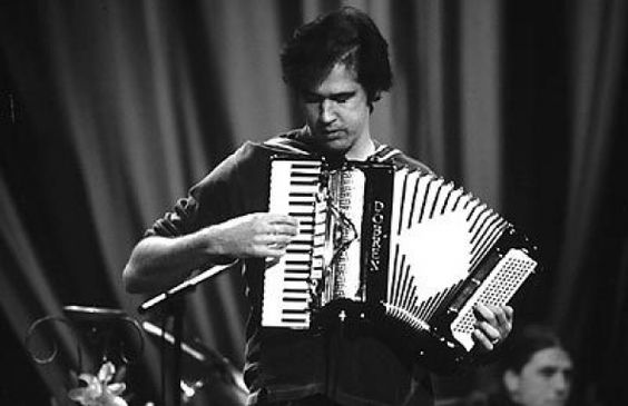 Krist Novoselic Playing The Accordion